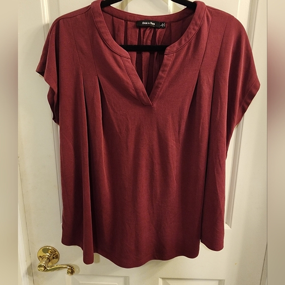 Doe & Rae Tops - Doe & Rae maroon too size Lg